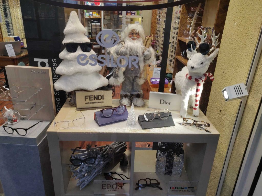 Vitrine de Noël décoré de montures et d'accessoires de Noël