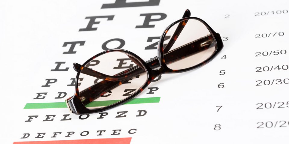 Tableau de test des yeux avec une paire de lunettes à monture noir