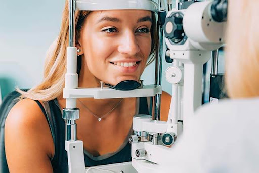 Jeune fille faisant un examen ophtalmologique